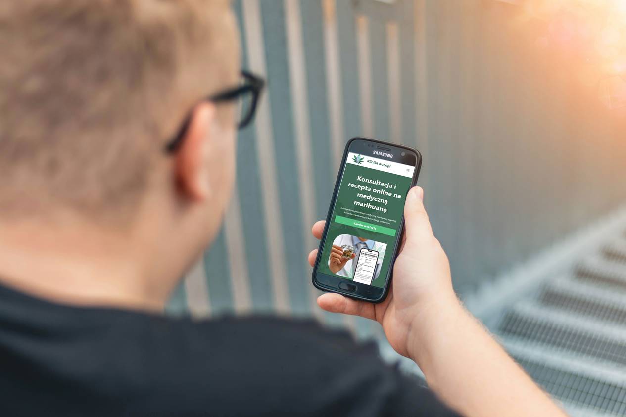 Osoba z telefonem sprawdza konsultację online.